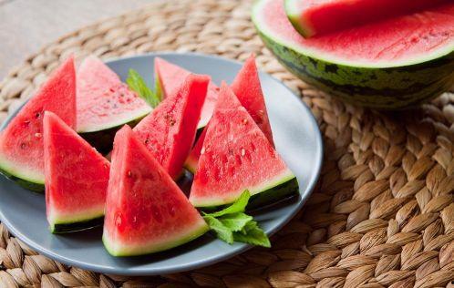 学校搬凳子吃瓜