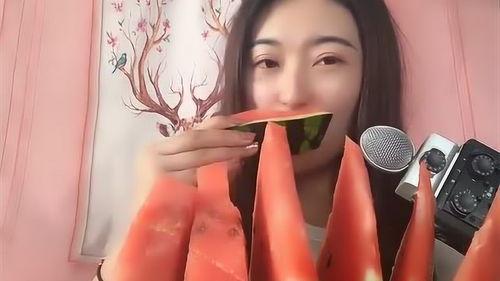 声控博主吃小瓜的视频,趣味视频引网友热议